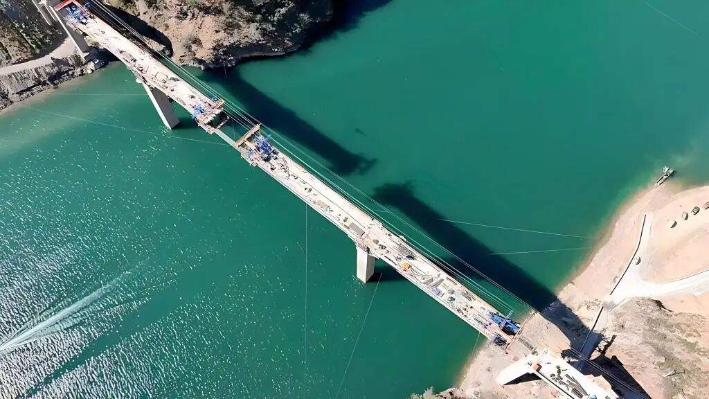 Imagem da Ponte do Rio Yalong prestes a ser concluída