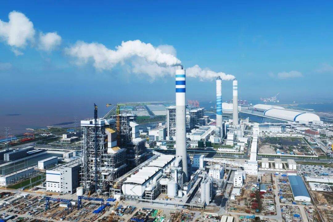 ▲图为坐落在江苏盐城滨海港的国家电投集团滨海2×100万千瓦扩建项目。