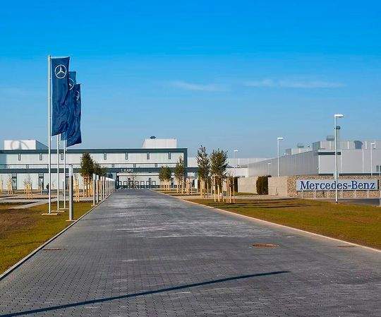 Крупнейший завод Mercedes-Benz! Штутгартский автопроизводитель потратил около 1 миллиарда евро на модернизацию своего завода в Кечкемете, Венгрия. Стратегия Олы Каллениуса должна увенчаться успехом, поскольку в Венгрии производственные затраты значительно ниже, чем в Германии. (Фото: Mercedes-Benz)