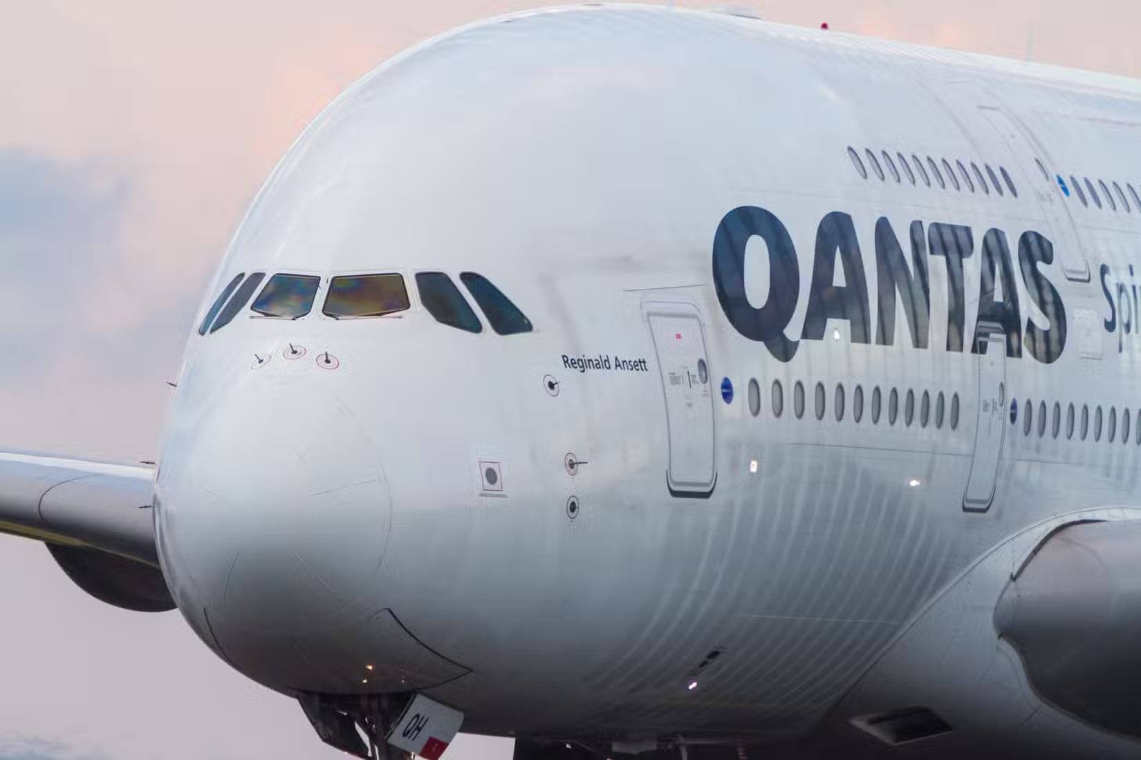 Qantas Airbus A380 rollt auf dem Flughafen Sydney (SYD)