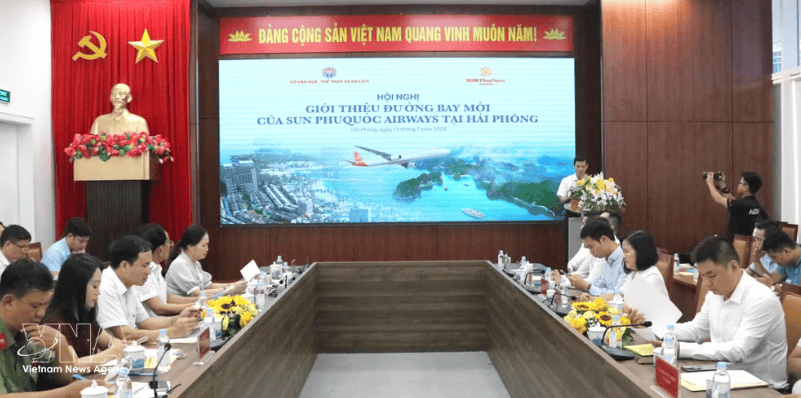 Sun PhuQuoc Airways und das Amt für Kultur, Sport und Tourismus der Stadt Haiphong hielten in Haiphong eine gemeinsame Konferenz ab, um bekannt zu geben, dass die Fluggesellschaft am 25. Juli zwei Strecken eröffnen wird, die Haiphong mit Ho-Chi-Minh-Stadt und Phu Quoc verbinden. Foto: VNA