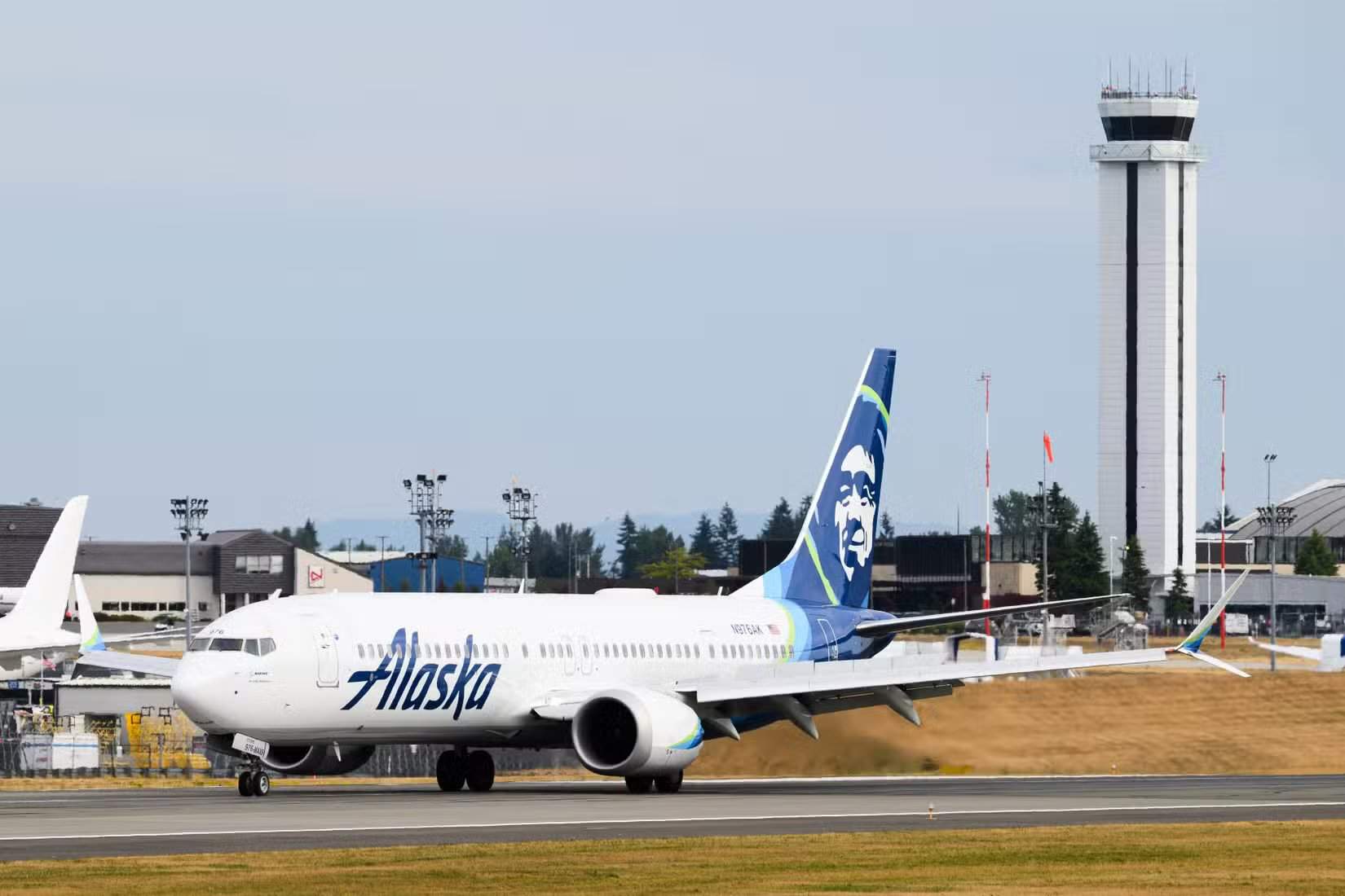 Boeing 737 MAX 9 авиакомпании Alaska Airlines на взлётно-посадочной полосе 34L аэропорта Пейн-Филд в Эверетте