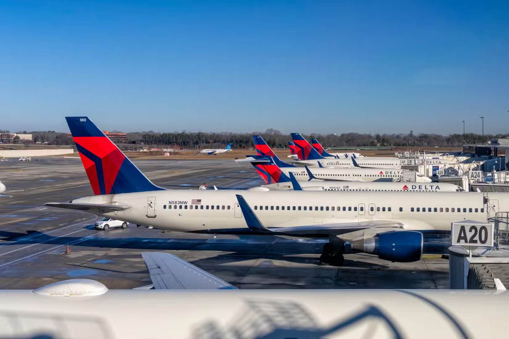Aviões da Delta Air Lines alinhados nos portões de embarque do Aeroporto de Atlanta