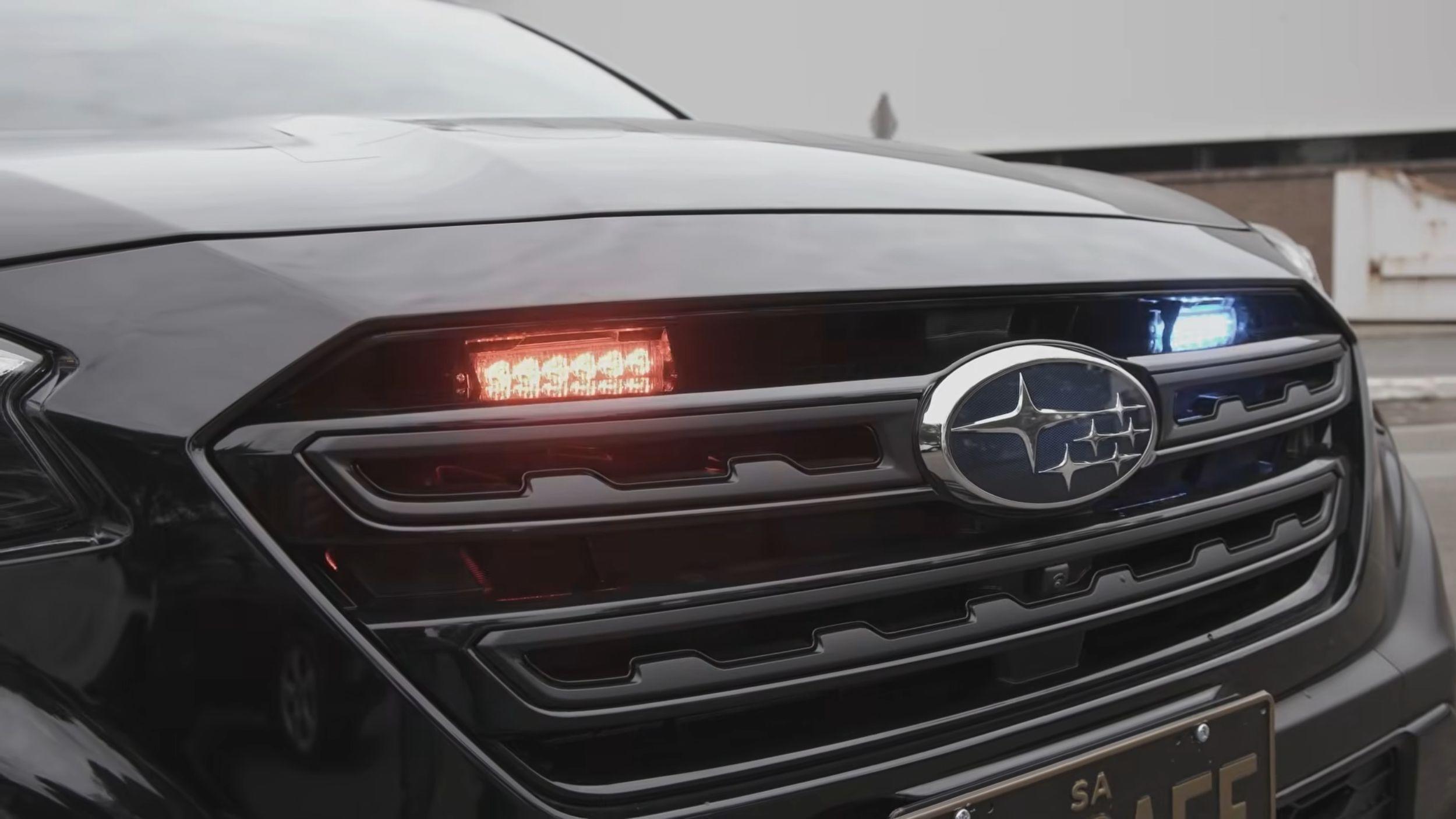 Эти Subaru и Land Cruiser выглядят как полицейские машины только после наступления темноты