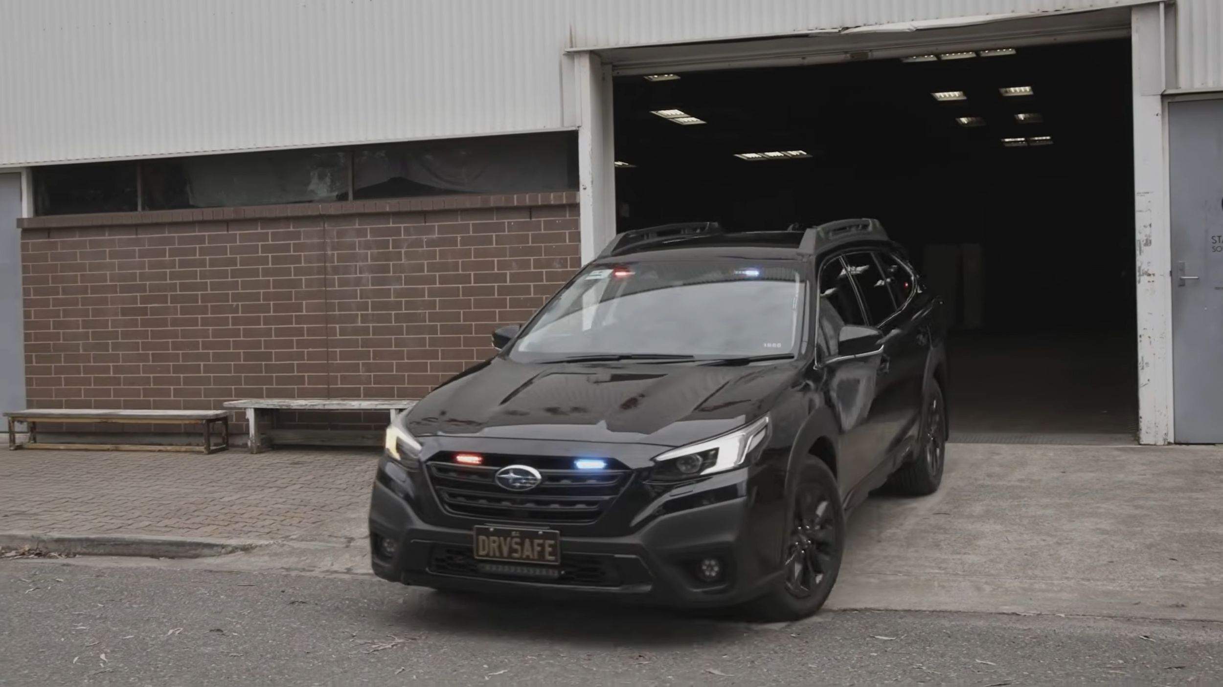 Эти Subaru и Land Cruiser выглядят как полицейские машины только после наступления темноты