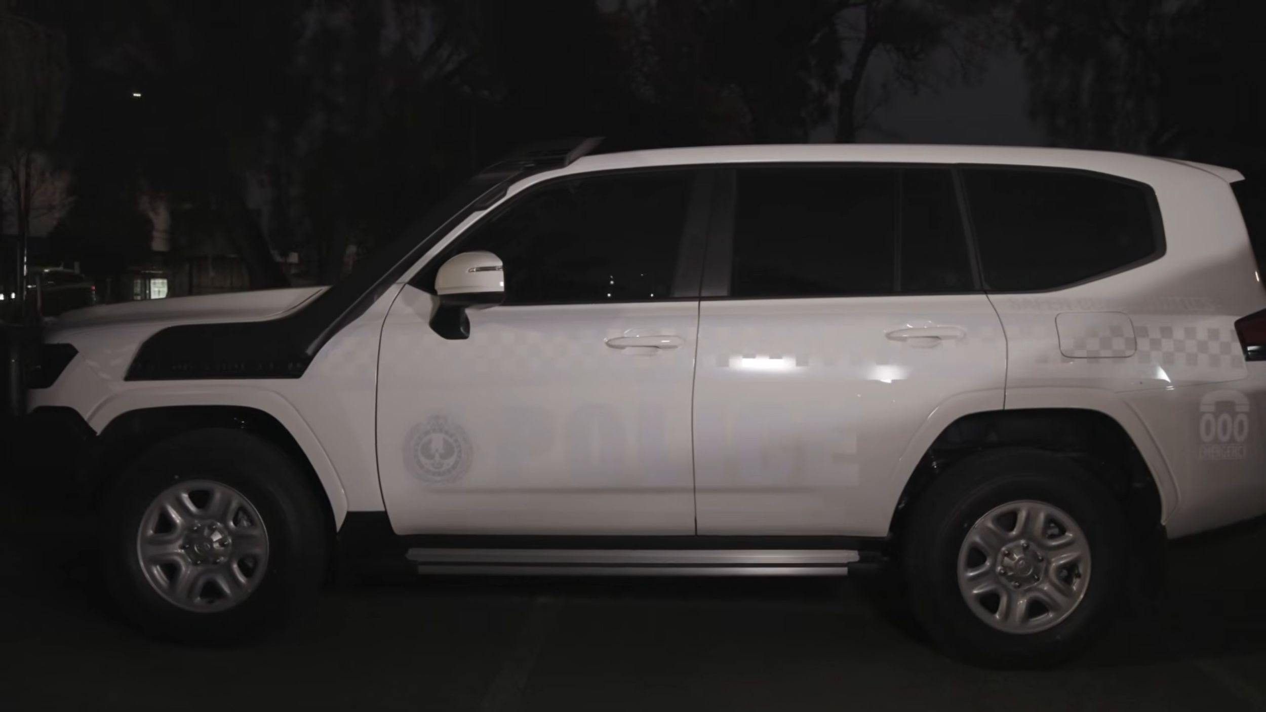 Эти Subaru и Land Cruiser выглядят как полицейские машины только после наступления темноты