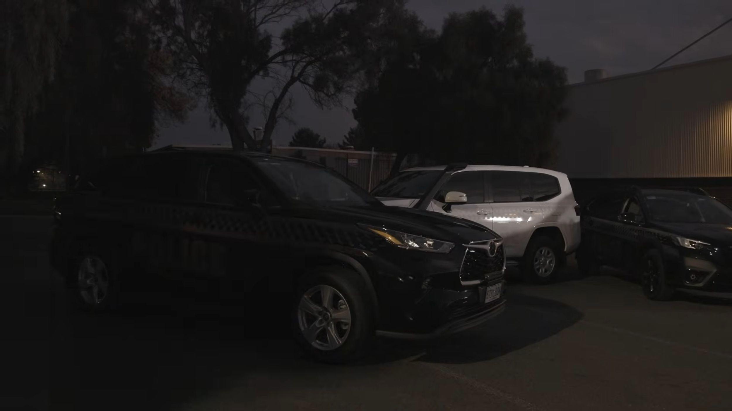 Эти Subaru и Land Cruiser выглядят как полицейские машины только после наступления темноты