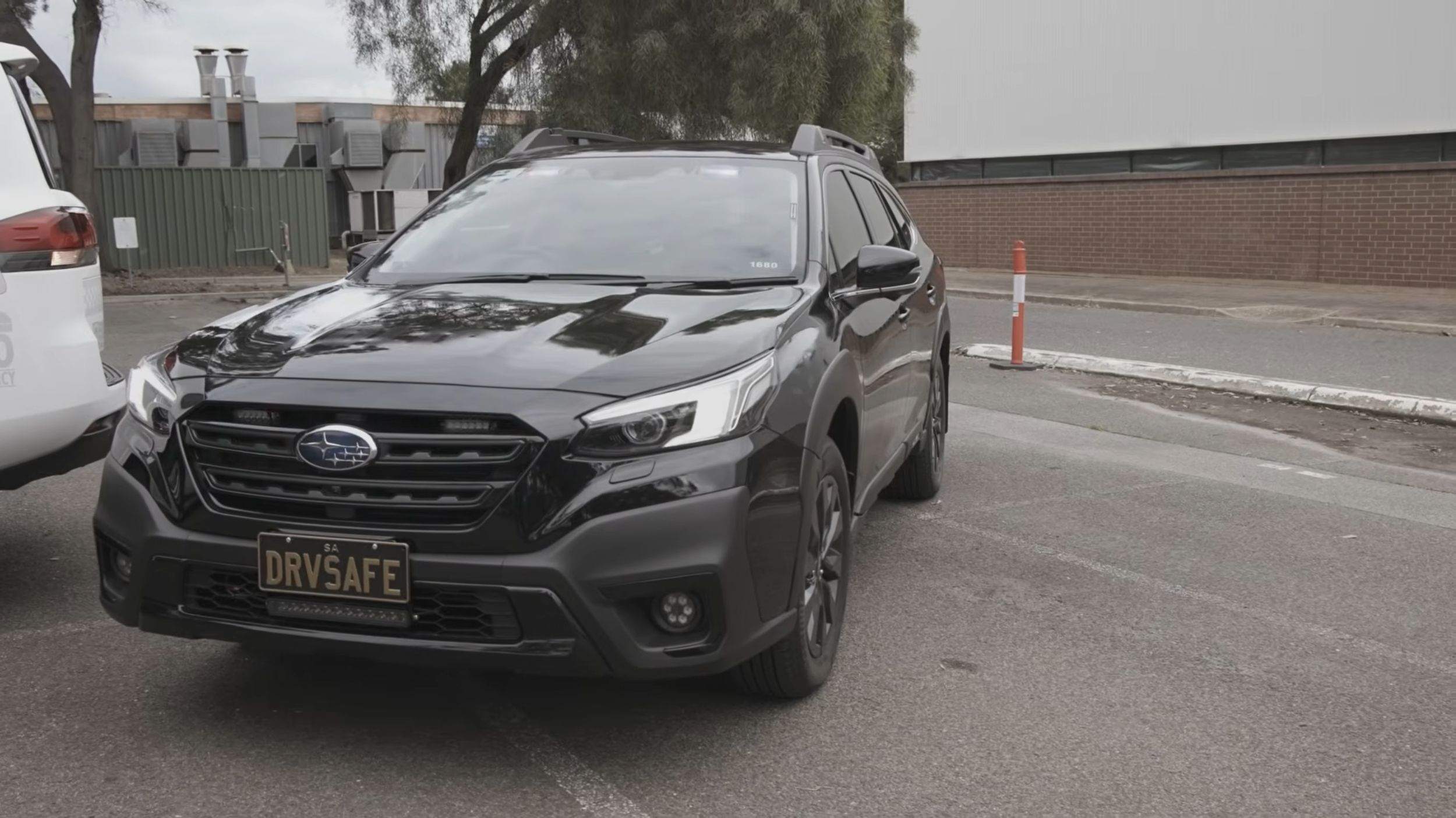 Эти Subaru и Land Cruiser выглядят как полицейские машины только после наступления темноты
