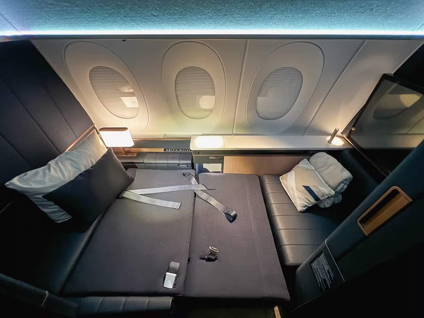 Nueva suite de primera clase Allegris de Lufthansa, completamente cerrada, con divisores de privacidad de suelo a techo, fotografía tomada a bordo del vuelo de Charlotte a Múnich el 24 de abril de 2025