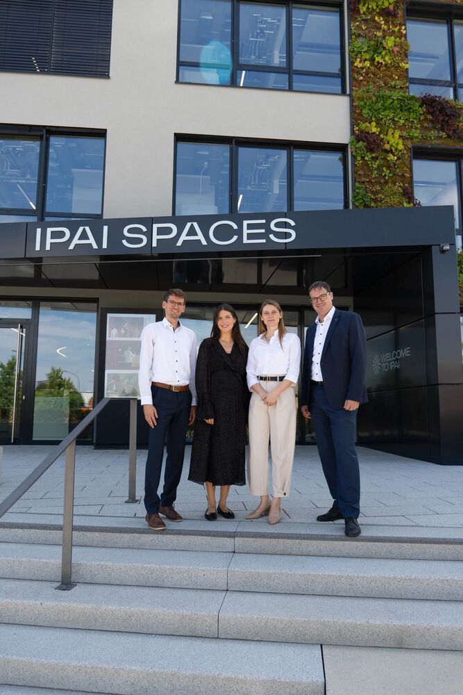 TRUMPF e IPAI iniciam colaboração na área de inteligência artificial! Da esquerda para a direita: Sven Oliver Herhoffer, Hannah Graser (ambos responsáveis pela estratégia de IA da TRUMPF), Sarah Engel (diretora de IA da TRUMPF), Oliver Greiner (responsável pelo desenvolvimento empresarial da TRUMPF) e Moritz Gräter, CEO do IPAI, após a assinatura do acordo de cooperação. (Fonte da imagem: IPAI)