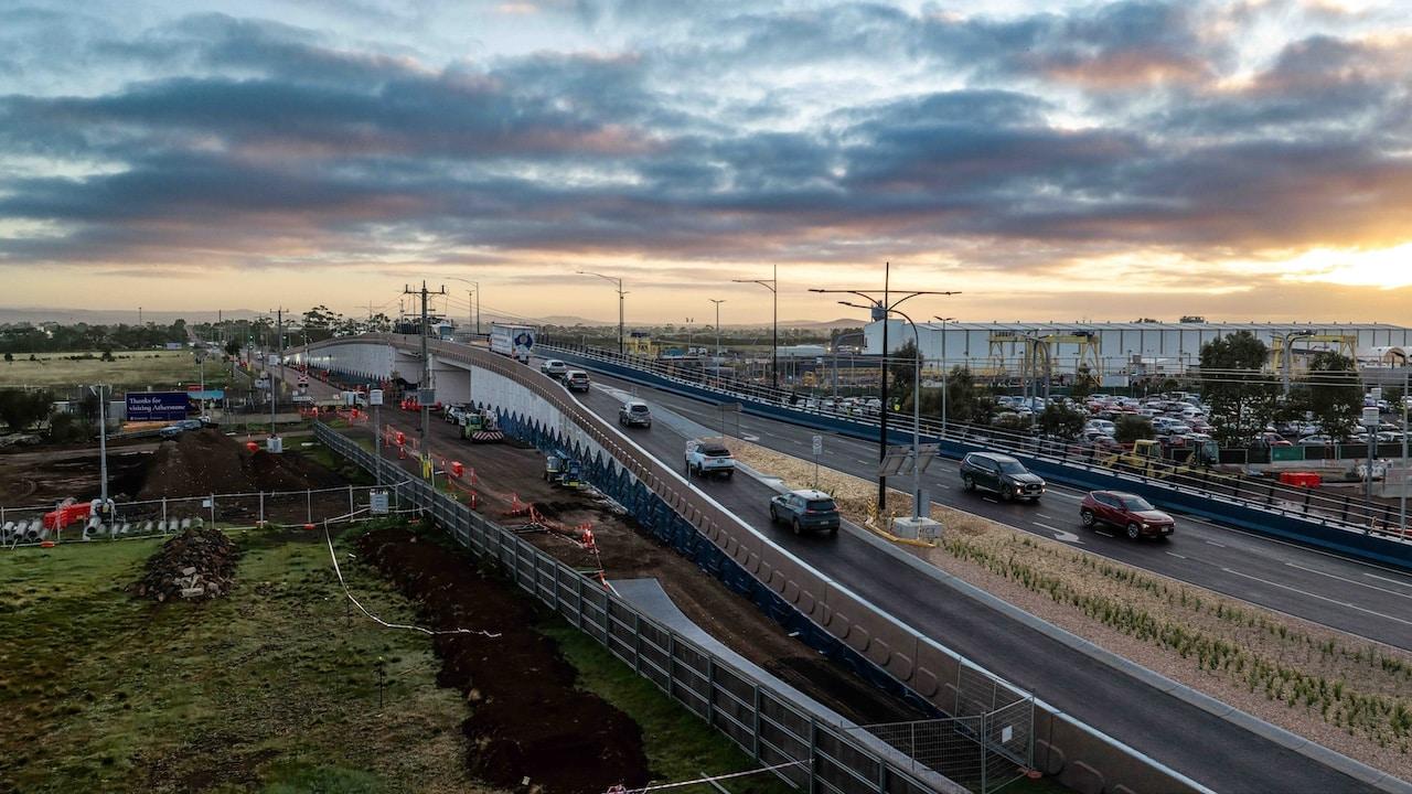 Véhicules circulant sur le nouveau pont routier.
