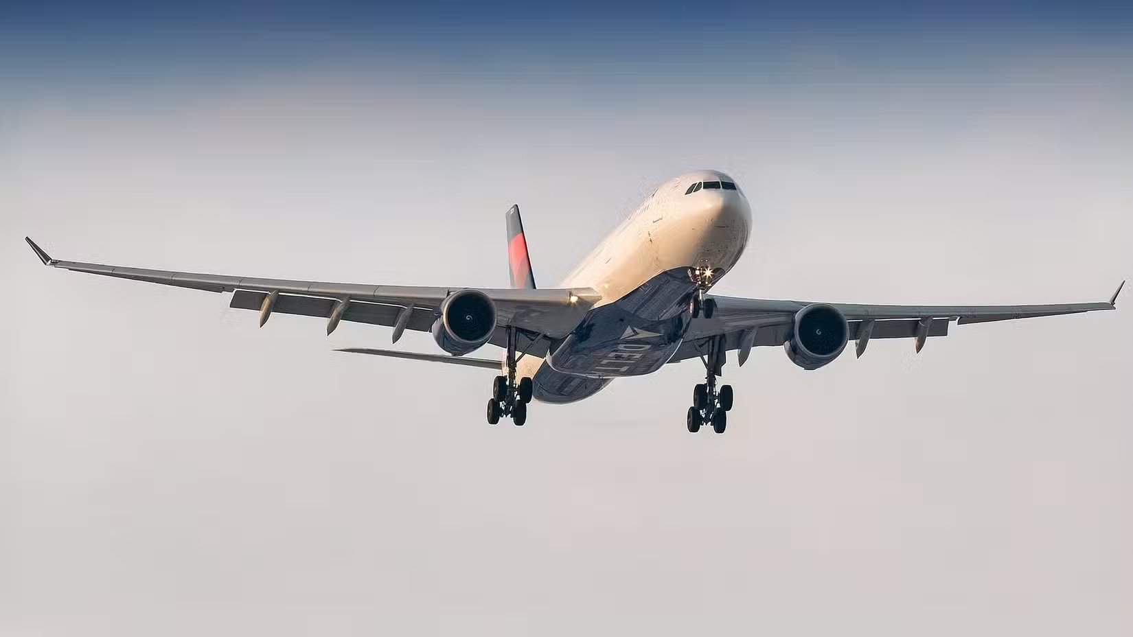 Delta A330-300 im Endanflug