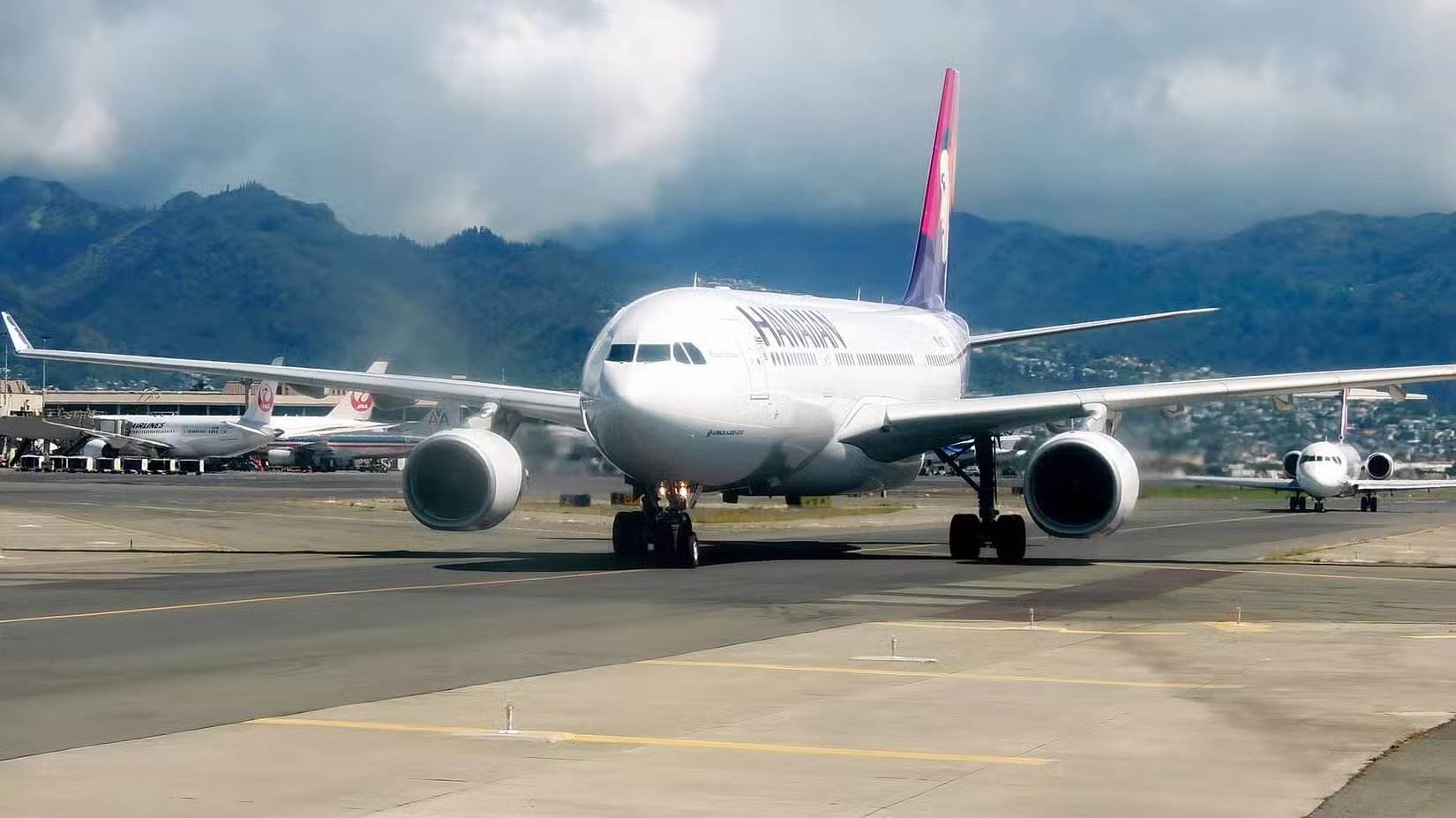 طائرة إيرباص A330 التابعة لخطوط هاواي الجوية تسير في هونولولو