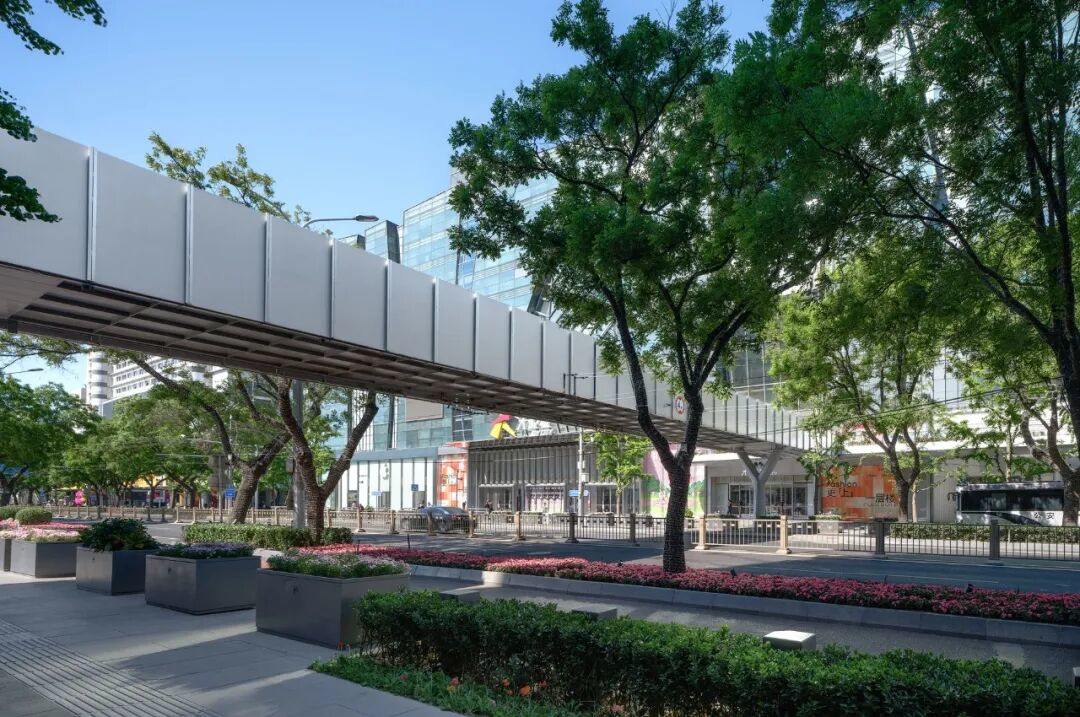 Newly built Bridge No. 2 connecting Joy City and Huawei Building, photo by Li Ji