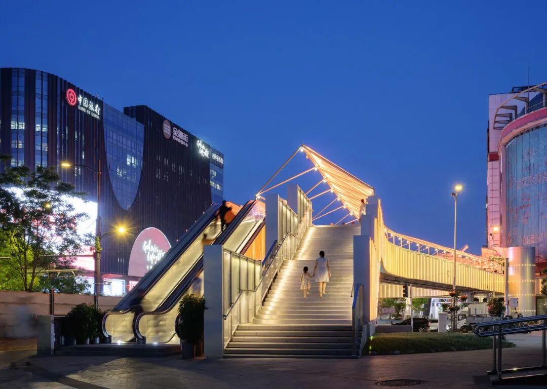 Newly built Bridge No. 7 closely connected to Lingjing Hutong subway station, photo by Li Ji