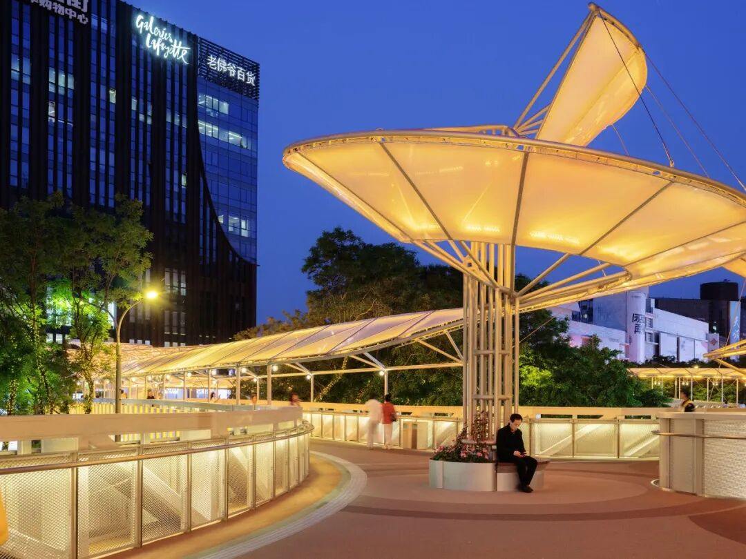Restful landscape nodes on the bridge, photo by Li Ji