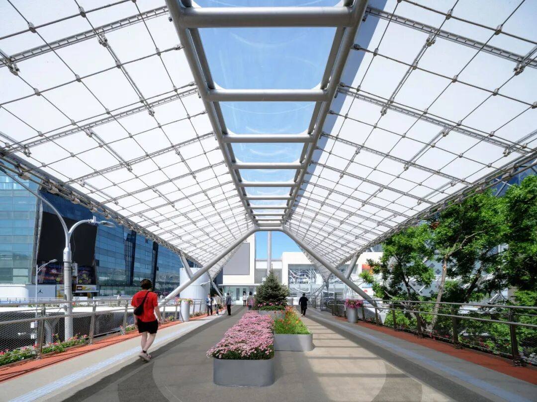 Newly built Bridge No. 3, connecting to commercial spaces with micro-gardens on the deck, photo by Li Ji