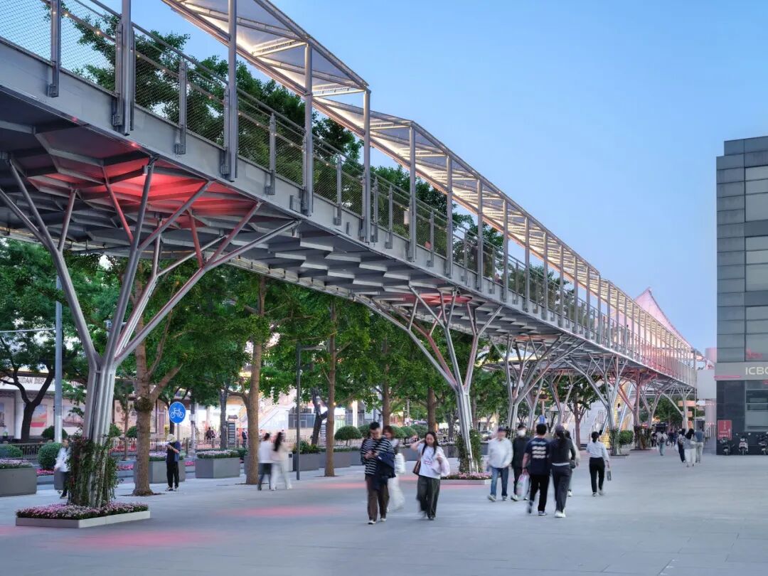 Corridor in front of the Unicom Building supported by tree-shaped columns, photo by Li Ji