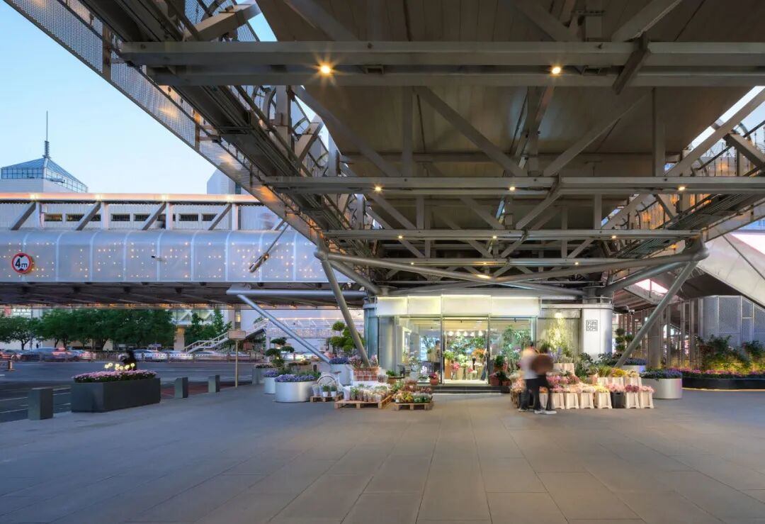 Storage unit under Bridge No. 1 used as a flower shop, photo by Li Ji