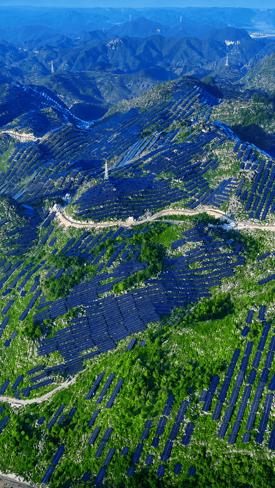 这里不是外星球，这里是贵州普定！石头山上不仅“长”出了光伏板，更长出了漫山遍野的中草药，这就是中国人改造荒山的新模式—— 9600余亩光伏板，如铠甲覆盖在石漠化荒山上， 板上发电，板下扎根~