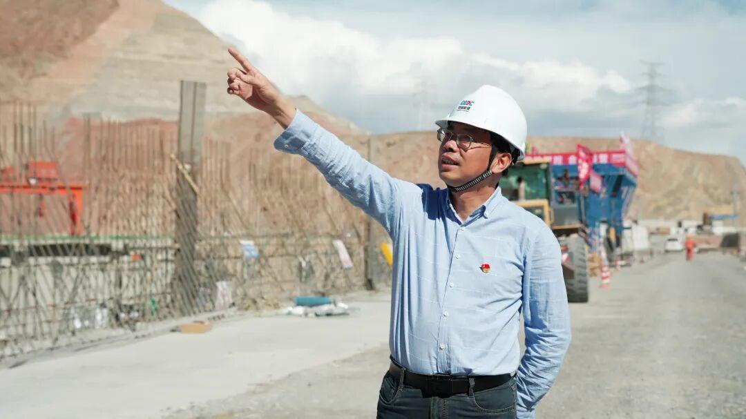 Zhou Junfang no local de concretagem da parede de proteção contra ondas do projeto Dashixia
