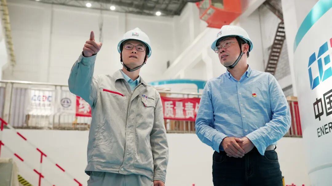 Zhou Junfang (à direita) realiza troca técnica com colega