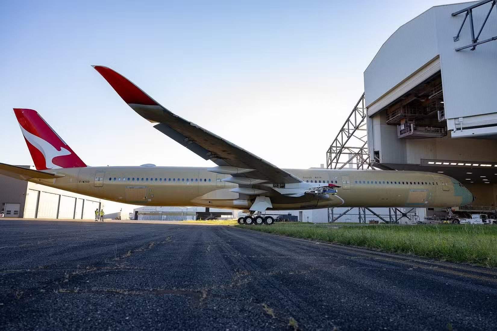 Qantas A350-1000ULR fährt in einen Hangar ein