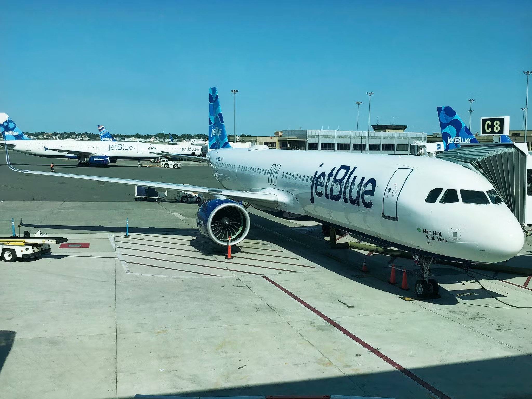 JetBlue A321LR estacionado em BOS