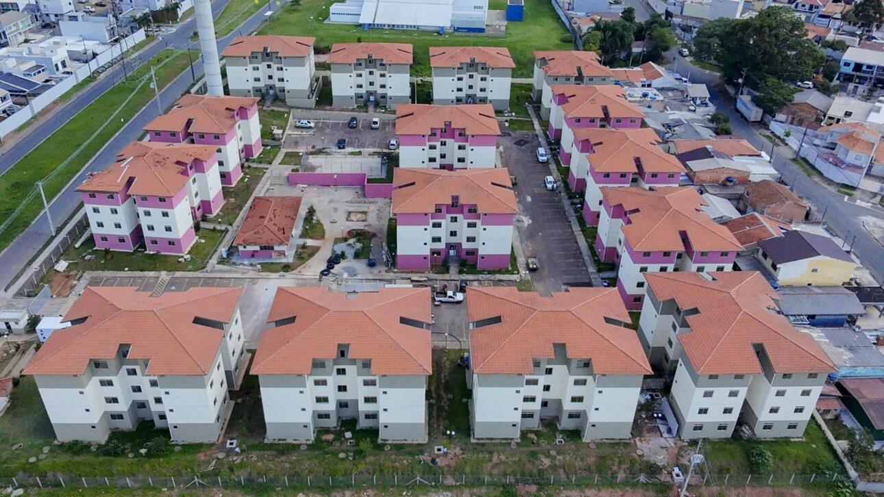 Curitiba prüft soziales Mietprogramm: öffentlicher Wohnraum, einkommensabhängige Preise, Vorrang für Senioren, Gewaltopfer und Obdachlose