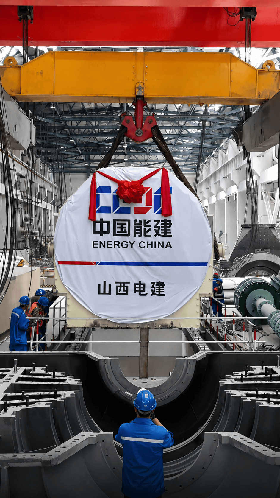 新疆第四师重点能源项目！可克达拉2×350兆瓦热电联产工程2号机组发电机定子顺利吊装#项目建设 #新疆是个好地方