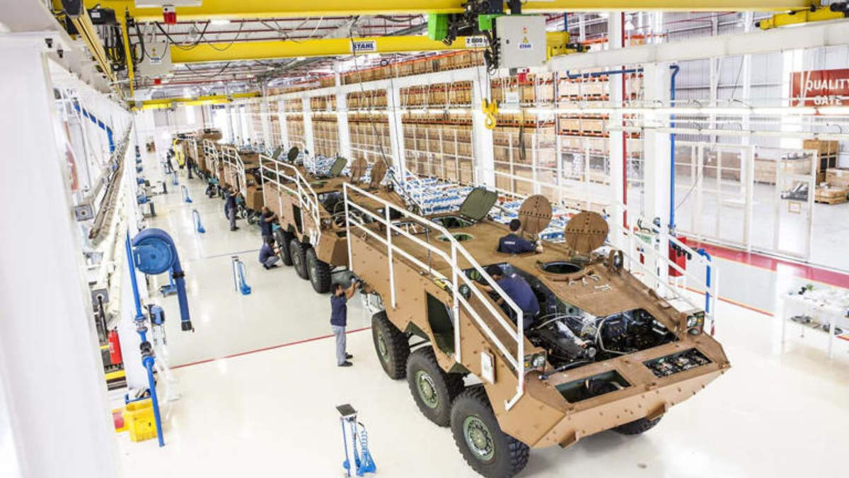 An armored vehicle assembly line showcases Akaer's role in strategic projects, including the modernization of the EE-9 Cascavel armored vehicle for the Brazilian Army.