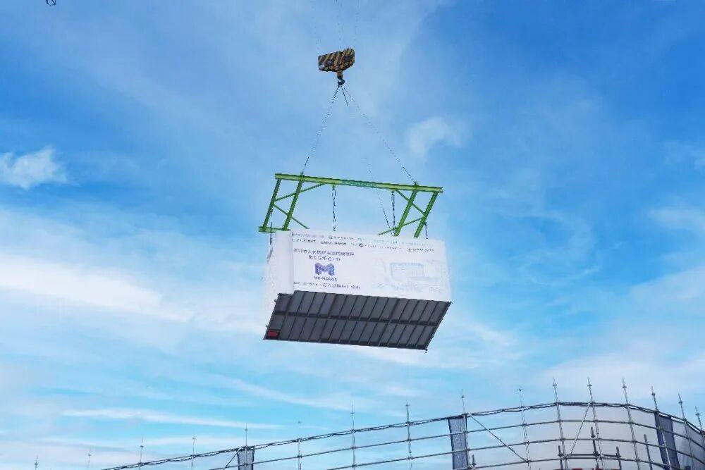 △Декабрь 2025 года, Баоань, Шэньчжэнь. Модули для проекта больницы Баоань при Народной больнице Шэньчжэня, выполняемого China Construction Science and Industry Corporation Ltd., поднимаются краном. Фото предоставлено респондентом.
