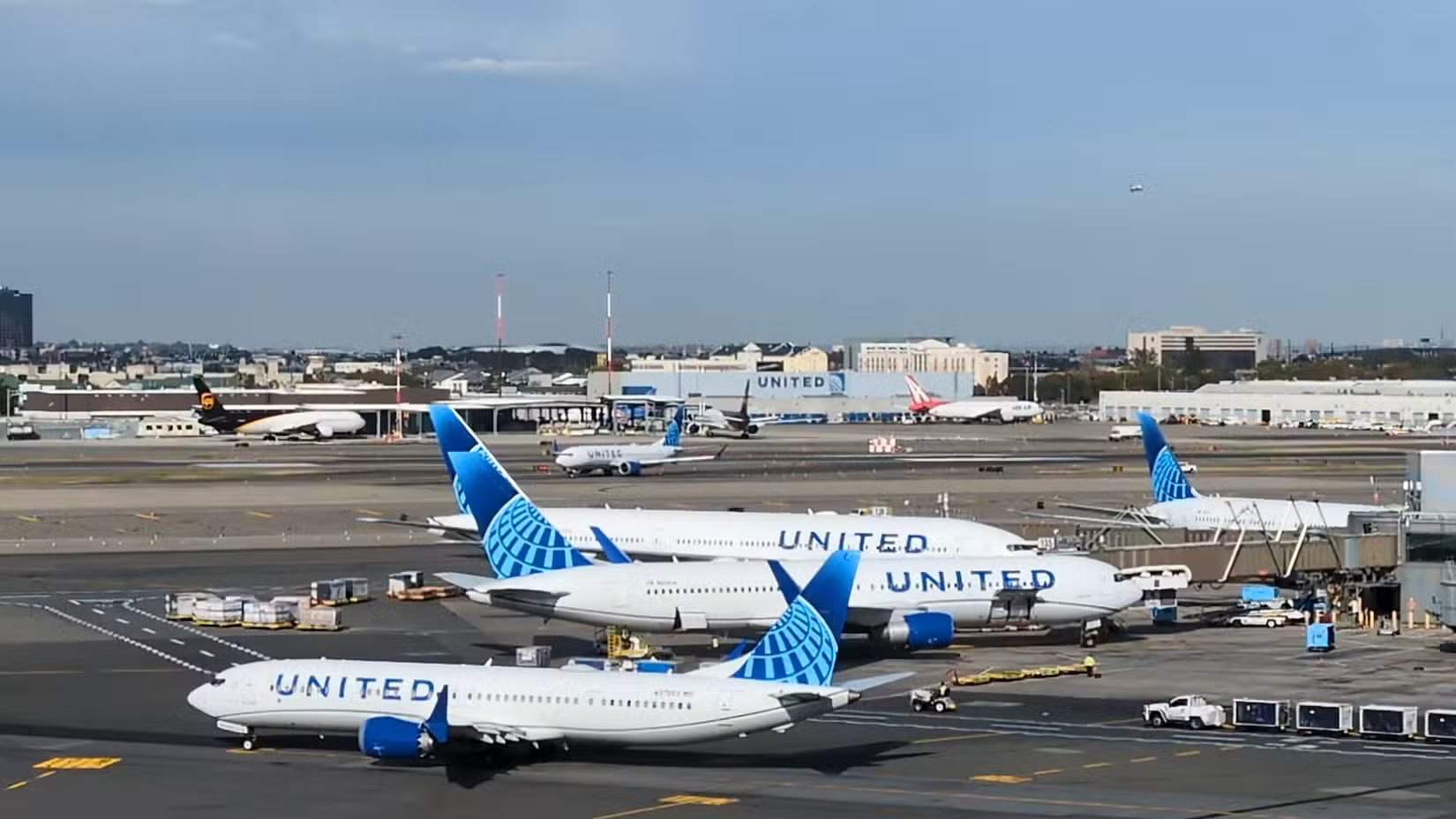 Aviões da United Airlines no Aeroporto Internacional de Newark