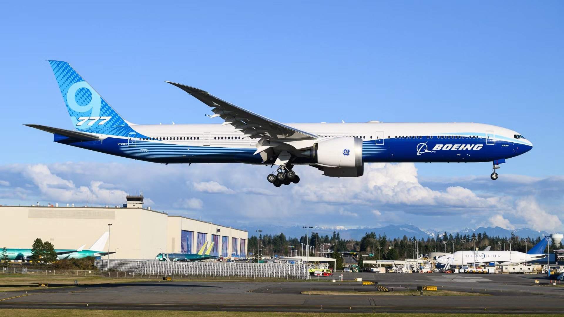 Boeing 777X aterrissando em Everett