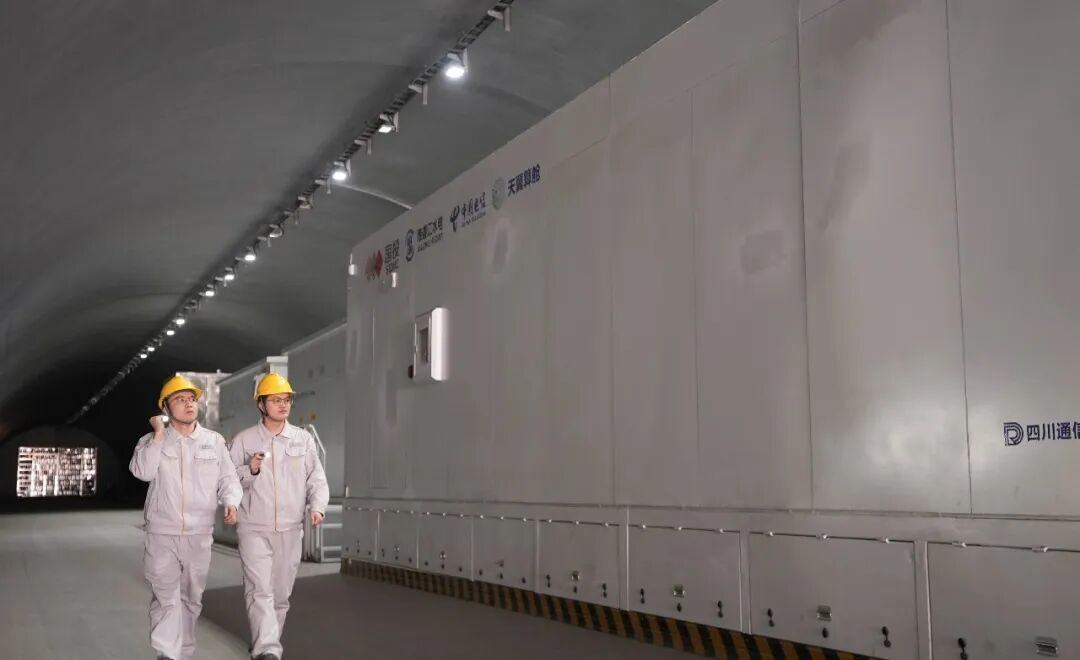 Equipa de operação e manutenção inspeciona o centro de computação inteligente em caverna de alta altitude de Lianghekou