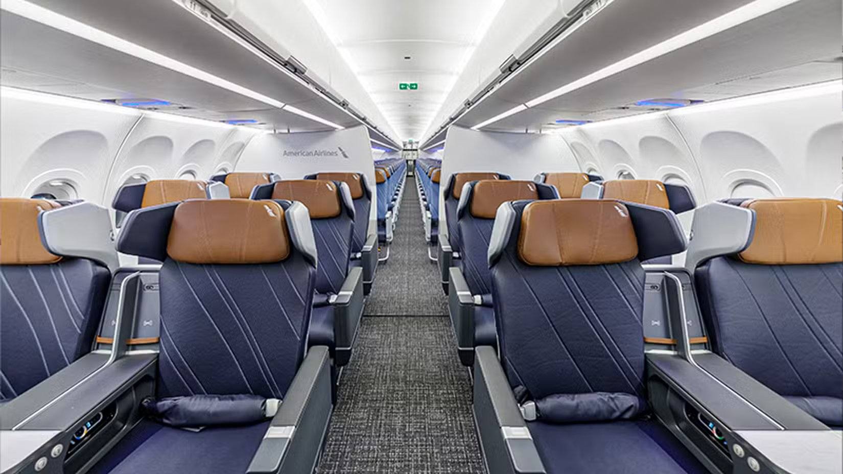 Miniaturansicht der maßgeschneiderten Premium-Economy-Sitze im Airbus A321XLR von American Airlines