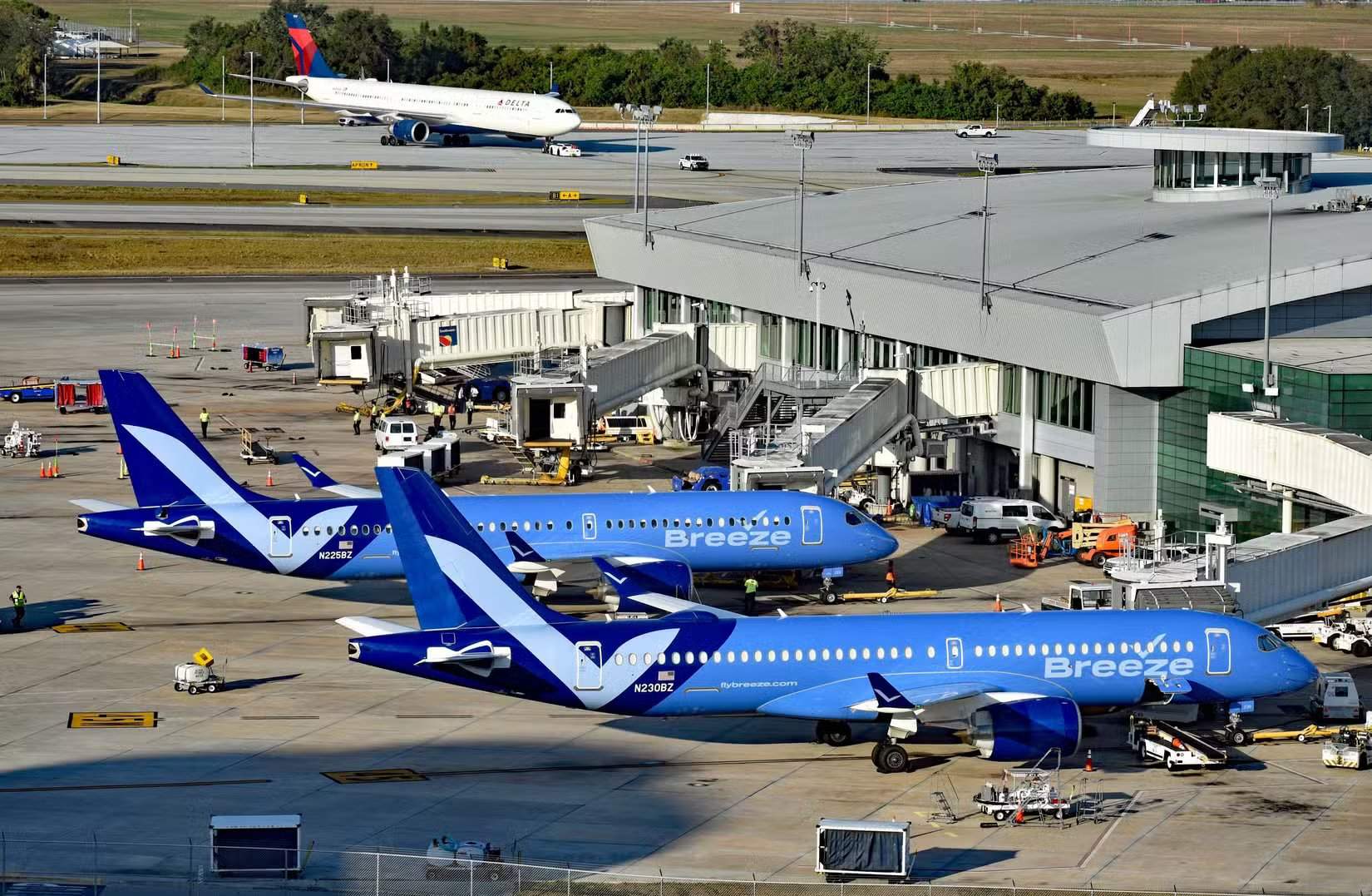 Breeze Airways Airbus A220-300 припаркован