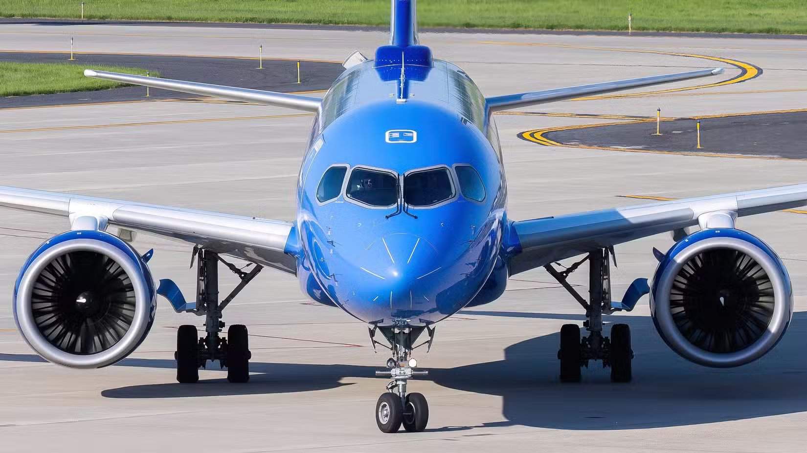 Breeze Airways Airbus A220-300 спереди