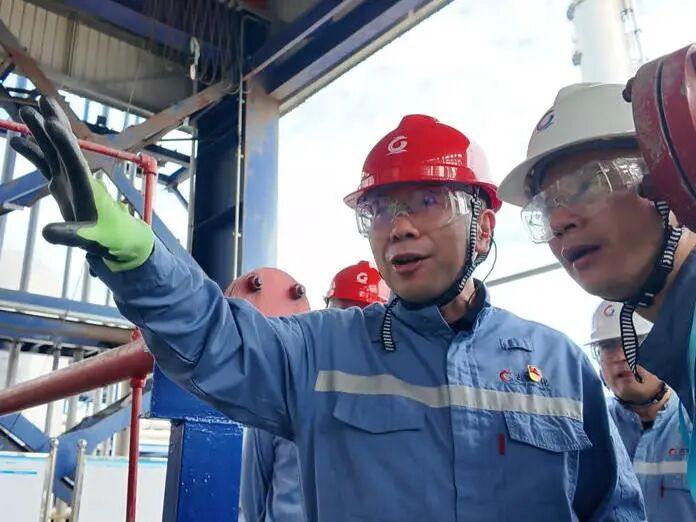 „▲ Zhao Tianxing, Vorsitzender und Parteisekretär des Unternehmens, überprüft vor Ort die Vorbereitungen für die Inbetriebnahme
