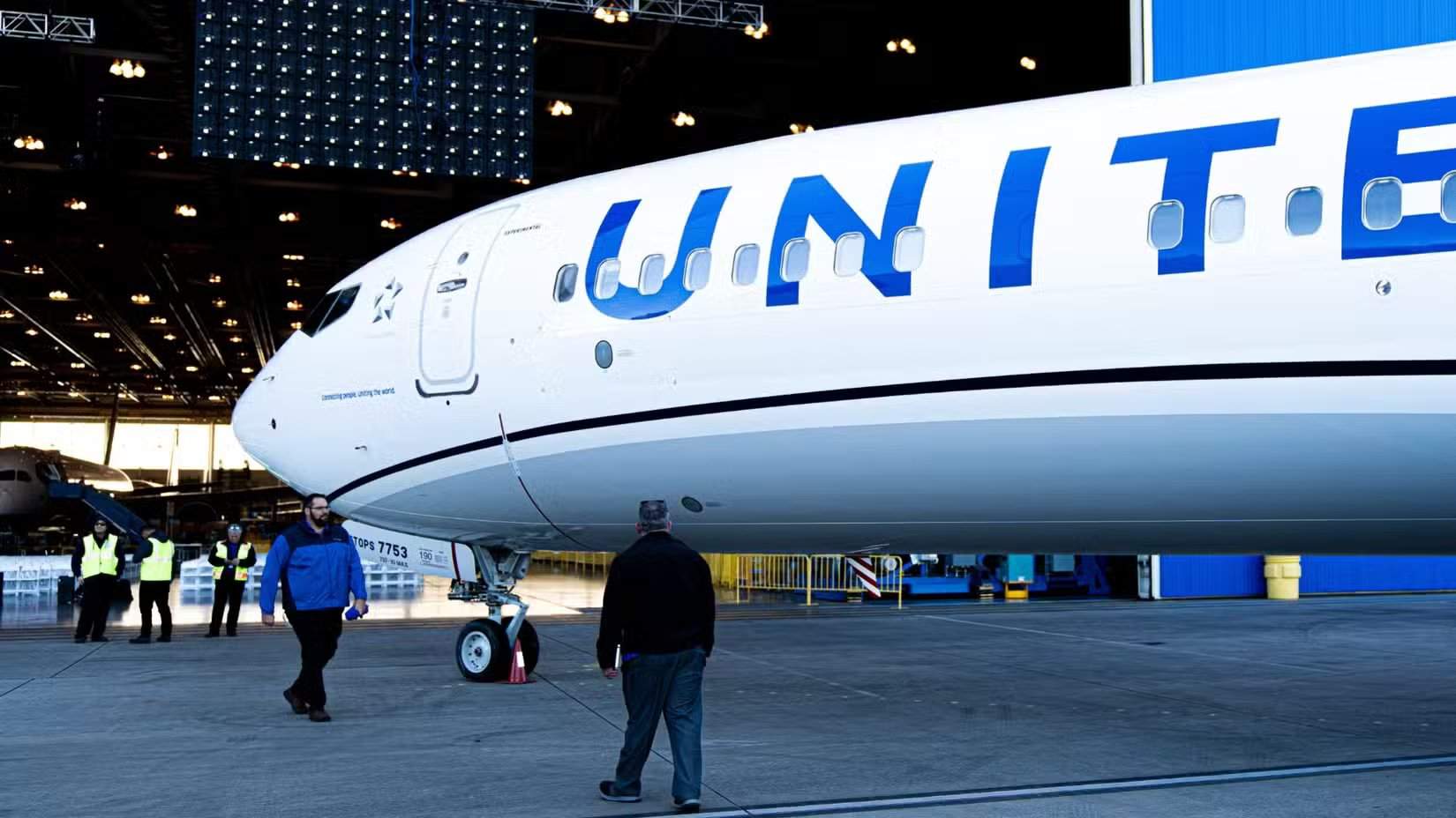 Erste Boeing 737 MAX 10 in den Farben einer Fluggesellschaft, lackiert für United Airlines.