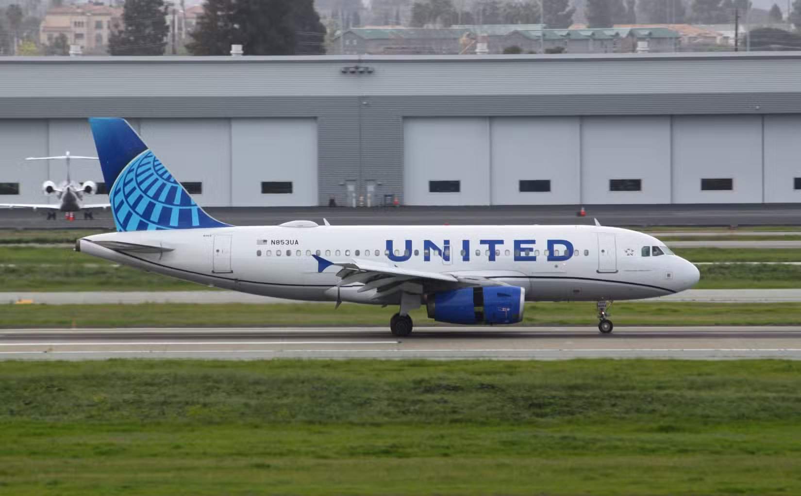 United Airlines A319 rollt am Boden
