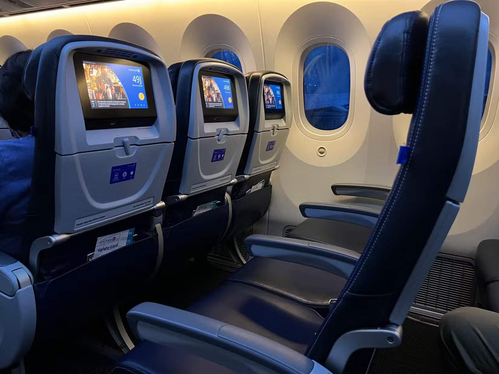 Innenansicht der Economy-Kabine einer United Airlines Boeing 787-9.