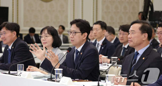 副总理兼科学技术信息通信部部长裴景勋(배경훈)16日在青瓦台迎宾馆举行的科学技术信息通信部、广播媒体通信委员会、个人信息保护委员会第二次工作报告中做报告。(来源=青瓦台通讯摄影记者团/Newswon)