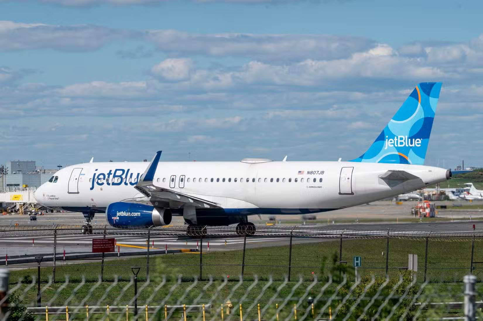 Самолёт JetBlue рулит в Ла-Гуардия