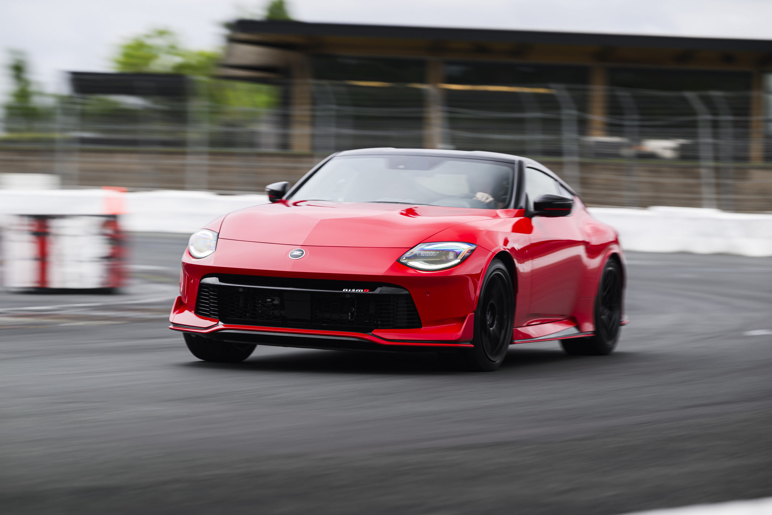 Nissan Z Nismo 2027 com transmissão manual de seis velocidades e grande aumento de preço