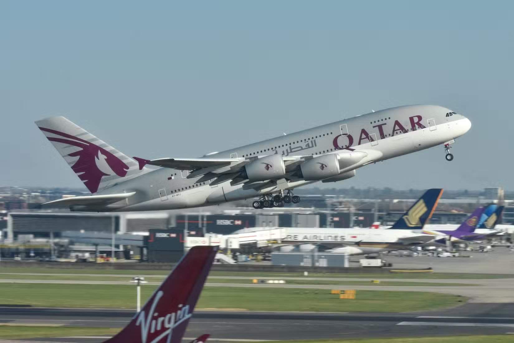 طائرة إيرباص A380 تابعة للخطوط الجوية القطرية تقلع من مطار هيثرو