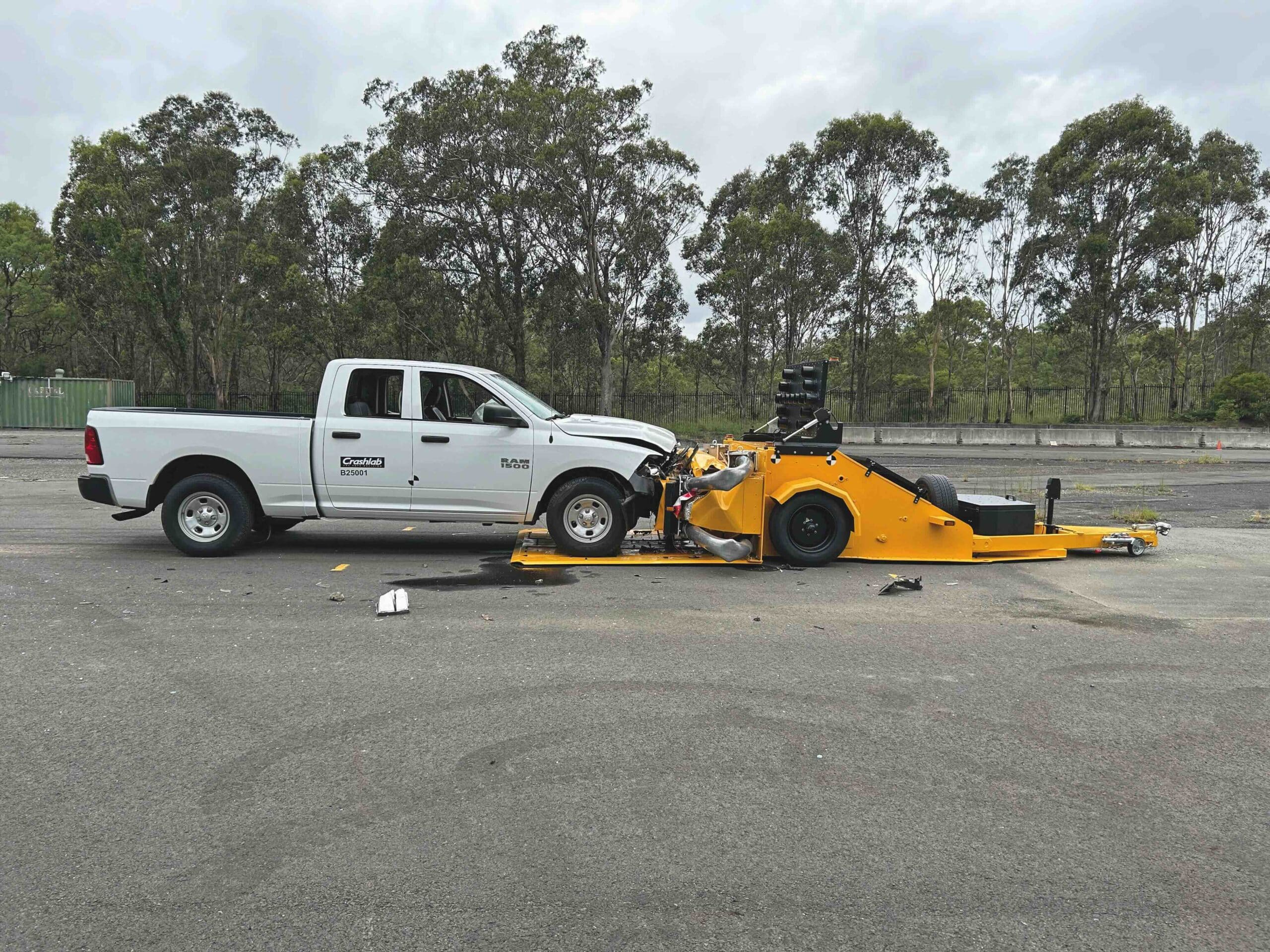 MASH TL-3-Test des Arresta 100 im Crashtest-Labor von Transport for NSW – Abfangen eines 2270 kg schweren Dodge RAM bei 100 km/h.