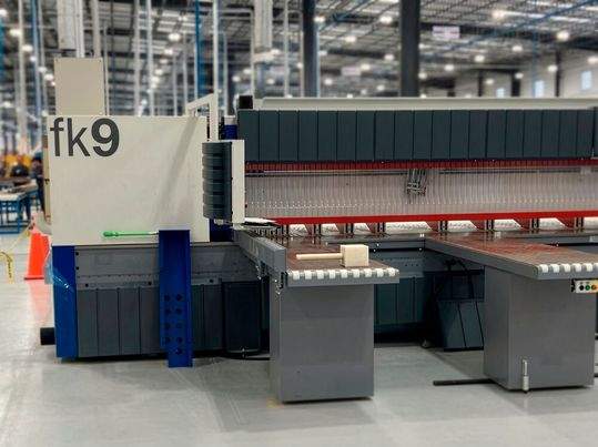 Teilansicht der Rückseite der neuen Plattenkreissäge fk 9 von IMA Schelling Precision. (Bildquelle: IMA Schelling Precision)