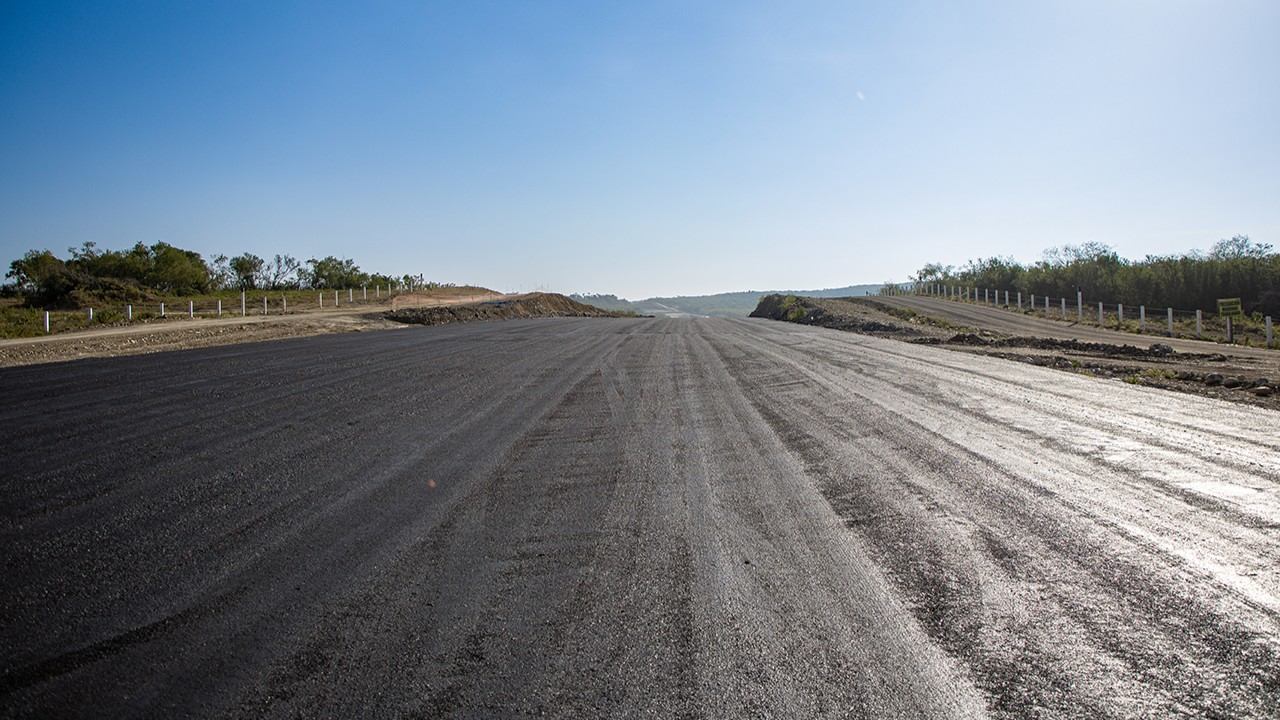 Der Baufortschritt von Abschnitt 01 der Interserrana-Autobahn liegt bei 90 %.