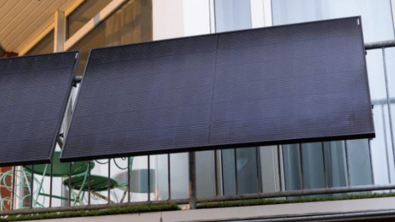 Panneaux solaires installés sur un balcon